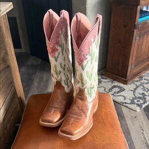 Ariat Brown Leather Boots, Cream Cactus Shaft and Pink Trim. Worn Twice!